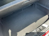トランク下側にも少し荷物を収納することができます。