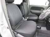 運転席・助手席まわりです。ゆったりと座って頂けるシートで快適です。