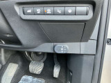 駐車ブレーキは指で操作する電動式です
