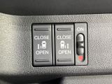 【両側パワースライドドア】スマートキーや運転席のスイッチで後席両側スライドドアの開閉が可能♪電動だから力を入れてドアを開ける必要が無く、小さなお子様でも簡単に開け閉めでき快適です♪