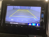 リバースギアに入れるだけで後方の表示へ切り替わります。夜間や雨の日の駐車も楽になりますよ。