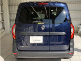 ご納車の前には専門スタッフによる点検・整備を実施いたします。さらにはご納車後のカーライフを想定し、各機関・電気系統のチェック、ロードテストも行いますので、ご遠方のお客様もご安心下さいませ。