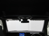 純正オプションの大型ルーフコンソールBOXを装着しています。運転席周りに小物入れが増えて便利です。