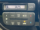 【オートエアコン】一度お好みの温度に設定すれば、車内の温度を検知し風量や温度を自動で調整。暑い&hellip;寒い&hellip;と何度もスイッチ操作をする必要はありません。快適な車内空間には必須の機能ですね♪