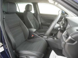 運転席のスペースはゆったりしていて、視界も広く確保されているので普段の運転からロングドライブまで快適です。