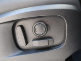 パワーシート『電動パワーシートですので運転中のシート調節も安全に行えます。微調整も可能ですのであなただけのドライビングポジションを実現します。』
