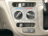 寒い冬も暑い夏も全席に快適な空調を届けてくれる、ダイヤル式エアコンを装備♪