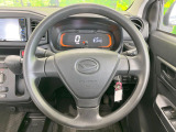 インテリアに合わせたデザインのステアリングは、運転される方のことも考え、運転しやすい形状、大きさです。是非一度、実際に触ってお確かめください。