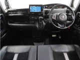 ◆インテリアパネル◆視界広々で非常に運転しやすくロングドライブでも疲れを感じさせないすっきりとまとまったインパネ周りです。