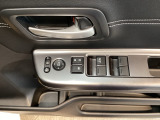 電動格納式リモコンドアミラーと、パワーウィンドウスイッチ等は運転席ドアにあります。