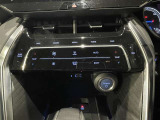 【オートエアコン】一度お好みの温度に設定すれば、車内の温度を検知し風量や温度を自動で調整。暑い&hellip;寒い&hellip;と何度もスイッチ操作をする必要はありません。快適な車内空間には必須の機能ですね♪