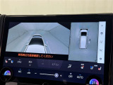 パノラミックビューモニターを装備。駐車場や交差点でクルマを真上から見るように周囲を確認できます。機能の詳細は販売店スタッフまでおたずねください。