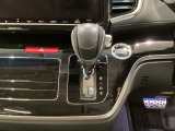 CVT車のセレクトレバーです。低速から高速まで、変速ショックのないスムーズな走りを実現するとともに、エンジン効率のよい領域を維持することで燃費にも貢献します。