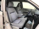 フロントシートはソファのように並んで座れるベンチシートです!フィット感とホールド感も良く、運転姿勢をサポートしてくれるので、快適なドライブを楽しめます。