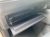 助手席には広々としたダッシュボードを完備しております。