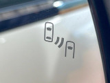 【ブラインドスポットモニター】走行中、ドアミラーの死角になりやすい箇所に後続車が接近するとサイドミラーのレンズに警告を表示!ドライバーに注意喚起をしてくれます。