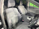 運転席まわりには十分なスペースがあり、大柄な方でもゆったり運転していただける環境です。
