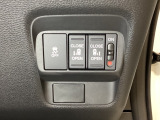 リアドアは乗り降りに便利な両側電動スライドドアです。また運転席に座っていながらスイッチ操作で自在にスライドドアを開け閉めできます。またHondaセンシング用のVSA解除スイッチも装備しています。