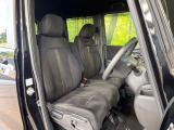 運転席まわりには十分なスペースがあり、大柄な方でもゆったり運転していただける環境です。