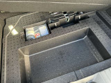 ラゲッジ下にもパンク修理や工具、収納スペースもございます