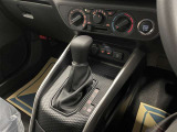 操作しやすいATシフトです♪シフトチェンジを気にしなくていいので運転だけに集中できますね!自然と手に届くところにある、手になじむ形状のシフトノブがいいですね♪