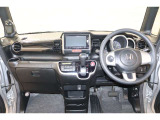 操作性に優れた運転席となります!小物入れや各ボタンの配置にこだわり、使いやすいです!座り心地もよく視認性も良好なのでロングドライブもお任せ下さい!