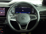 Volkswagen全車共通の上質な本革を使用した手触りのしっとりとしたステアリングです。唯一素肌が触れるハンドルは上位モデルと同じ握り心地になっております。
