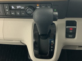 オートマチックシフトレバーは、手になじみ操作しやすい形状で安全運転にもつながります♪