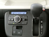 オートエアコンで車内も快適です。冬や雨の日の室内の結露防止等コンディションに加えて、冷え過ぎ、暖め過ぎに因る燃費を悪化を防ぎます
