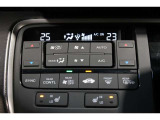 運転席と助手席の温度設定の変更が可能な左右独立タイプのデュアルエアコンです♪♪♪暑がりな人・寒がりな人も誰もが車内を快適にお過ごしいただけます♪♪♪