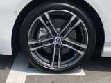 BMW純正18インチホイール。洗練されたデザインで、足元の個性を引き立てます。