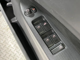【電動格納ミラー】サイドミラーは電動格納式となっており、狭い駐車場でもキズがつくリスクを抑えられます。