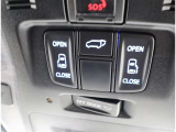 電動式バックドアです。 荷物を持ったままでもボタン一つで自動的に開け閉めできるので便利ですよ。挟み込み防止機能も付いていますのでお子様の手や荷物を挟み込むのを防いでくれますよ