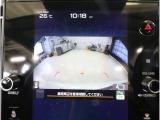 後方の映像を車内の11.6インチディスプレイに表示。 ステアリング操作に連動して動くガイドラインが、駐車や車庫入れをよりスムーズにサポート。狭いスペースでも安心して操作できる頼れる機能です。