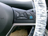 プロパイロット搭載セレナがアクセル、ブレーキを自動でコントロールして前のクルマとの車間距離を保つ手助けをします。