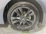 純正アルミホイール付き。タイヤ装着サイズは「215/45R17」です。