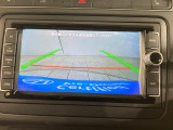 ギアをリバースに入れると車両後方の映像を映し出します。画面にはガイドラインが表示され、車庫入れや縦列駐車などの際に安全確認をサポートします。