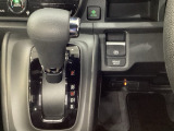 CVT車のセレクトレバーです。低速から高速まで、変速ショックのないスムーズな走りと、エンジン効率のよい領域を維持して燃費にも貢献します。サイドブレーキはスイッチ操作の電子制御パーキングブレーキです。