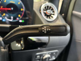ステアリングボタンは、使いやすいデザインでございます。ステアリング付近のレバーや、ステアリングボタンで追従機能の操作も可能でございます。