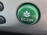 ワンタッチで省燃費走行をサポートするECONスイッチを装備。