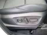 運転席は、パワーシ-トになっております♪レバーを操作するだけで簡単にシートポジションを変更できますよ♪ご来店の際に是非チェックしてみてくださいね♪ご来店おまちしておりますm(_ _)m