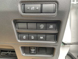 ハンドル右奥には各種設定スイッチがあります。運転者がスッと手を伸ばせば操作できので便利です。