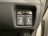 リアドアは乗り降りに便利な両側電動スライドドアです。また運転席に座っていながらスイッチ操作で自在にスライドドアを開け閉めできます。