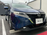 LEDヘッドライトはハロゲンランプの約2倍の光量で明るく遠くを照らし、夜間走行時の視認性を高めます。さらに長寿命や省電力、スタイリッシュな印象も際立たせます。