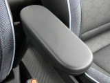 運転席と助手席の間には、アームレストが装備されています!