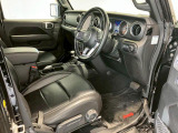 足元は広く長距離運転の際も狭さを感じさせない広さです。