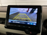 リバースギアに入れるだけで後方の表示へ切り替わります。夜間や雨の日の駐車も楽になりますよ。