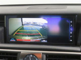 車両後方の映像を映すバックモニター。進路を確認しながら安全に車庫入れできます。