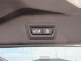 電動リアゲート装備です。バンパー下でのキックスイッチも装備されております。