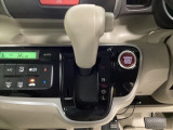 CVT車のセレクトレバーです。低速から高速まで、変速ショックのないスムーズな走りを実現するとともに、エンジン効率のよい領域を維持することで燃費にも貢献します。
